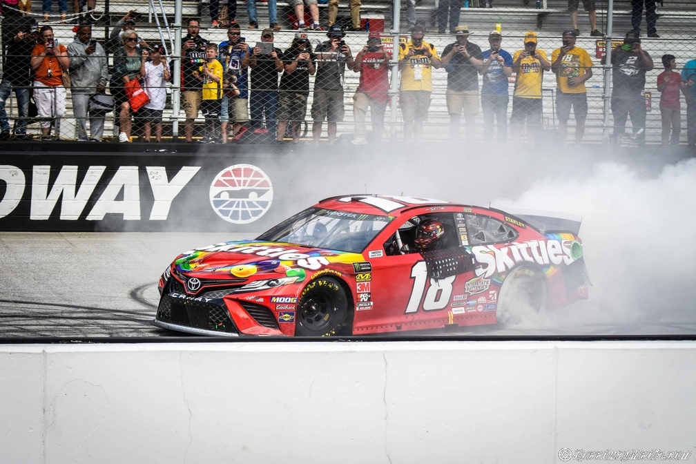 Kyle Busch recovers from early wreck and captures his eighth Bristol victory