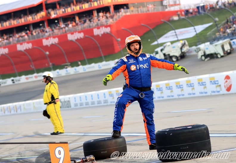 Scott Dixon crew ready for pit stop.JPG
