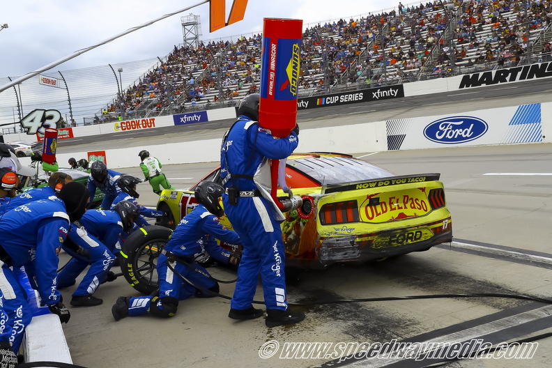 Chris Buescher pit stop 2.jpg