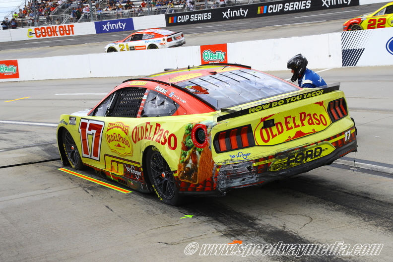 Chris Buescher pit stop.JPG