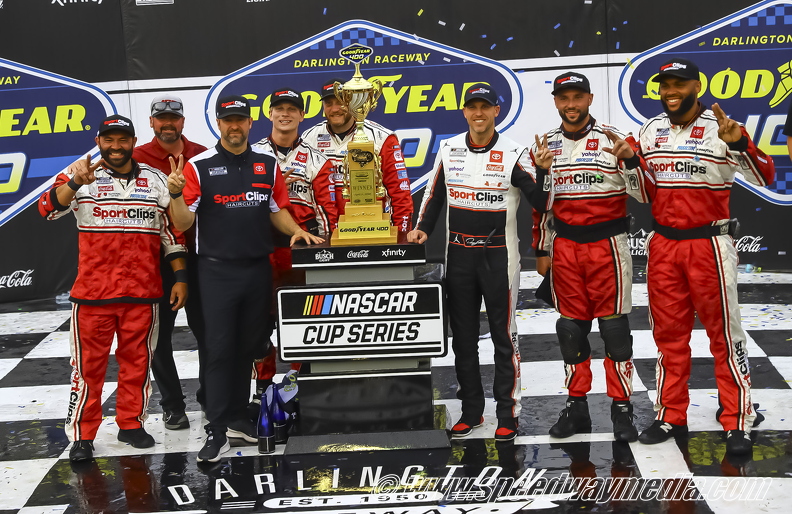 Denny Hamlin and crew in Victory lane 2.jpg