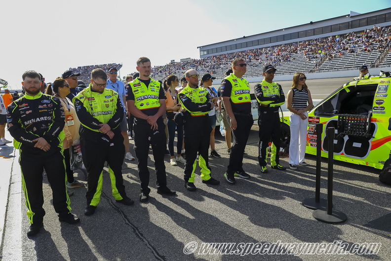 Matt Crafton and crew.jpg