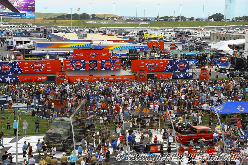 Large pre-race crowd.jpg