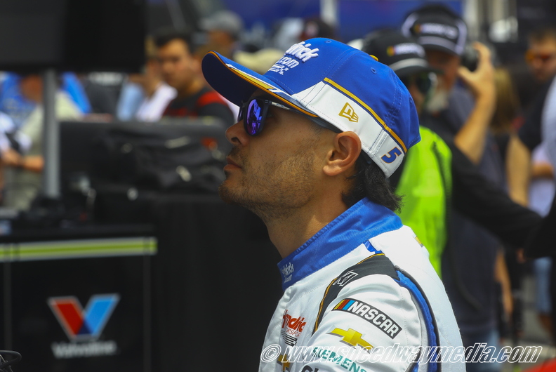 Kyle Larson waiting to qualify.jpg