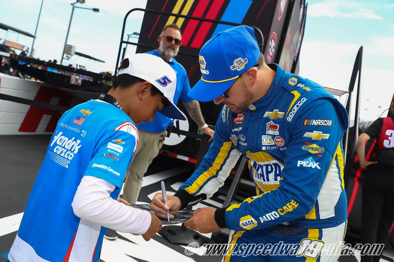 Daniel Hemric signing a autograph.jpg