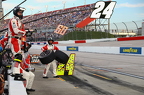 William Byron crew getting ready for pitstop