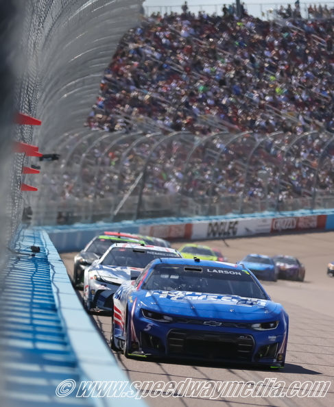 Kyle Larson leads the pack.JPG