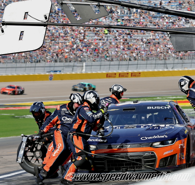 Kyle Busch piut stop.JPG