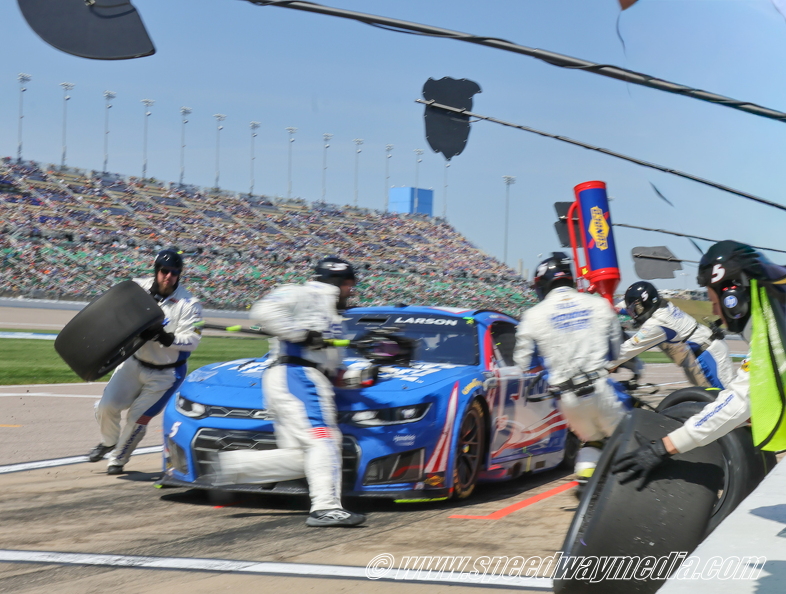 fast crew stop for Kyle Larson.JPG