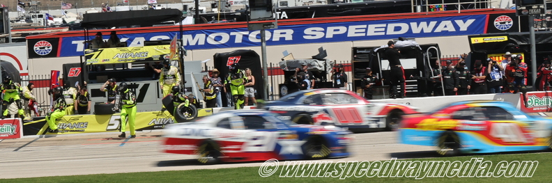 Jeremy Clements pit crew action.JPG