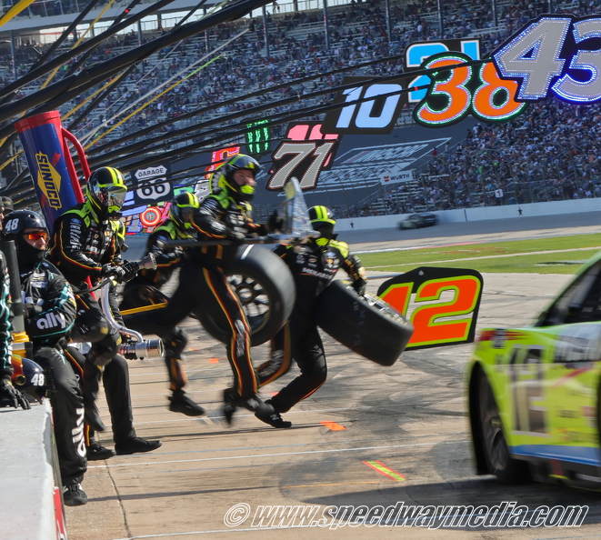 Ryan Blaney pit stop.JPG