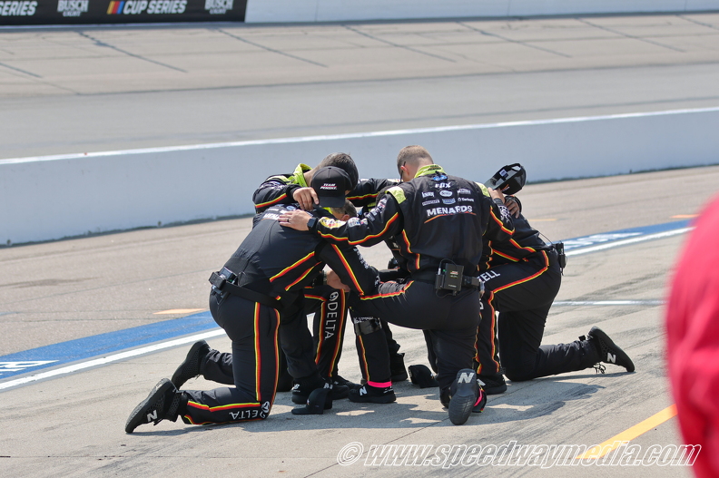 Ryan Blanew crew pre-race prayer.JPG
