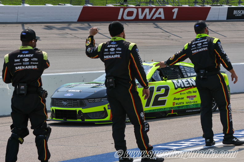 Ryan Blaney crew start of race.JPG