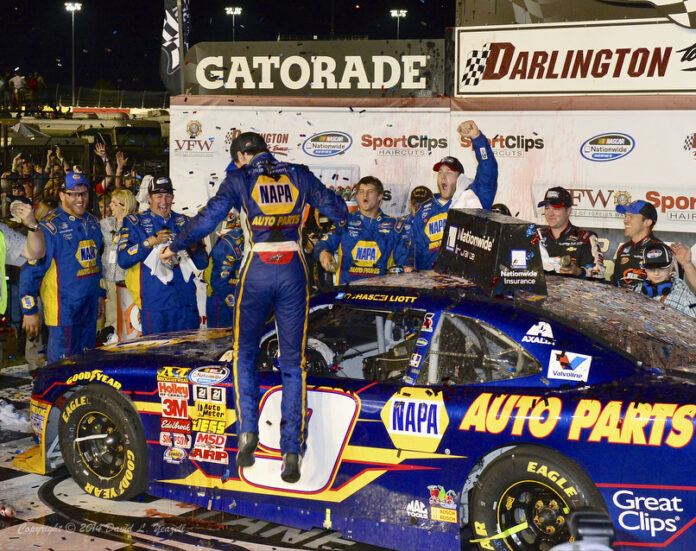 Chase Elliott wins at Darlington 2014 (2)