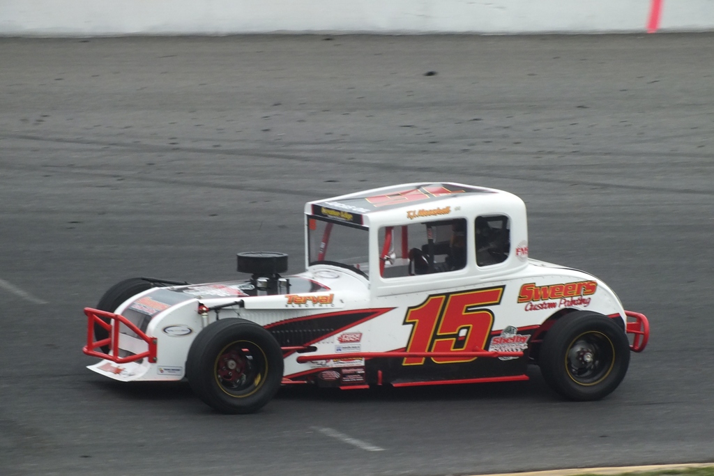 T.J. Marshall wins Lucas Oil Canadian Vintage Modified feature at Sunset Speedway