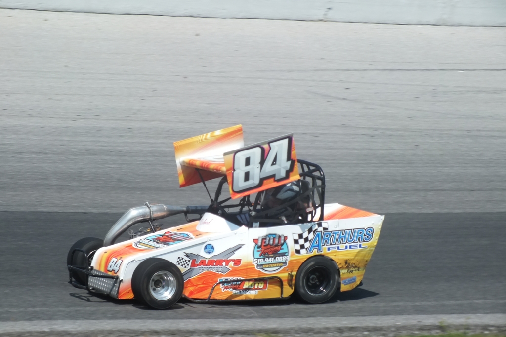 Richard Woodland scores Hurricane Midget feature victory in close finish