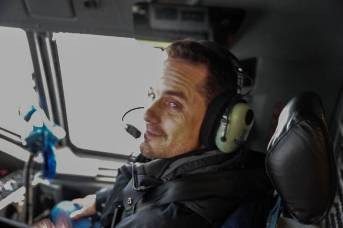Casey_Mears_in_the_Cockpit_of_the_c-17_2
