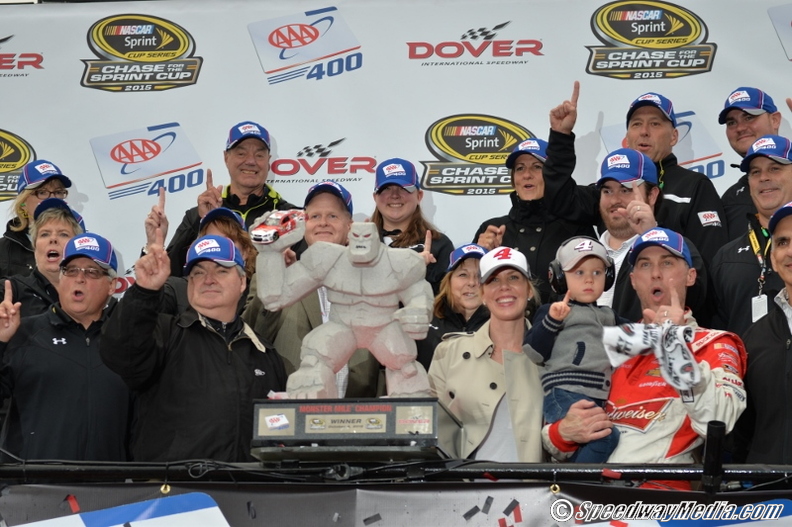 Kevin Harvick Dominates Dover To Preserve Sprint Cup Title Hopes
