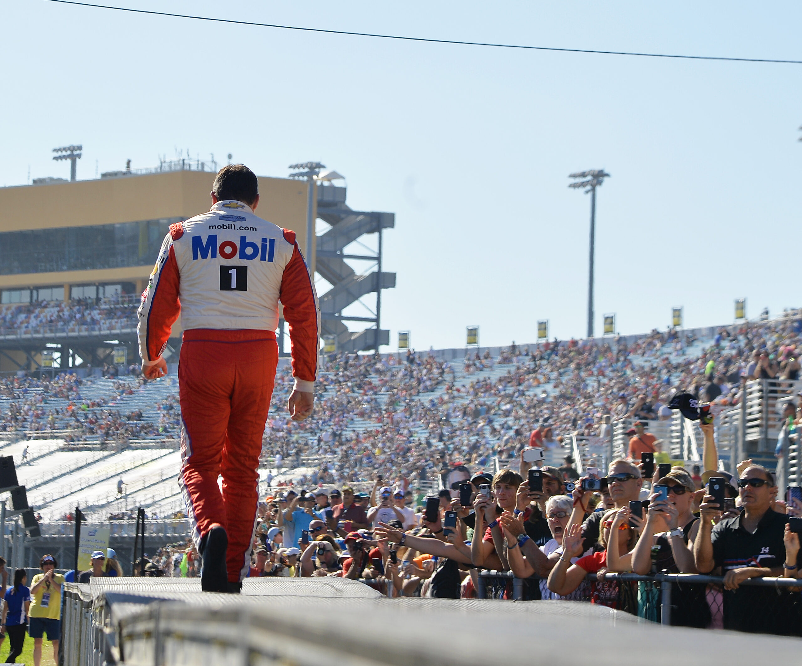 The Final Word – As it all went to crap for Edwards, Johnson rolls a seven in NASCAR finale