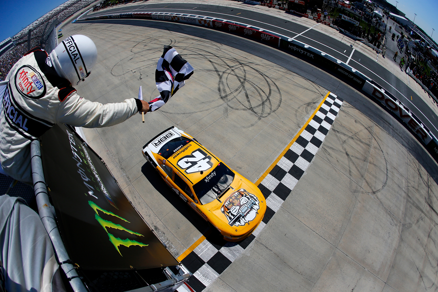 Larson on top at ”OneMain Financial 200”