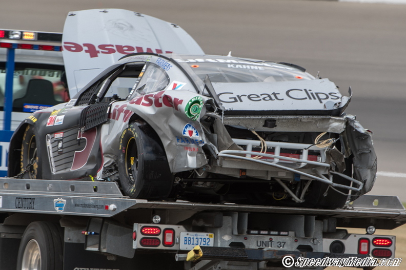 Kahne and Suarez taken out in late wreck at Michigan
