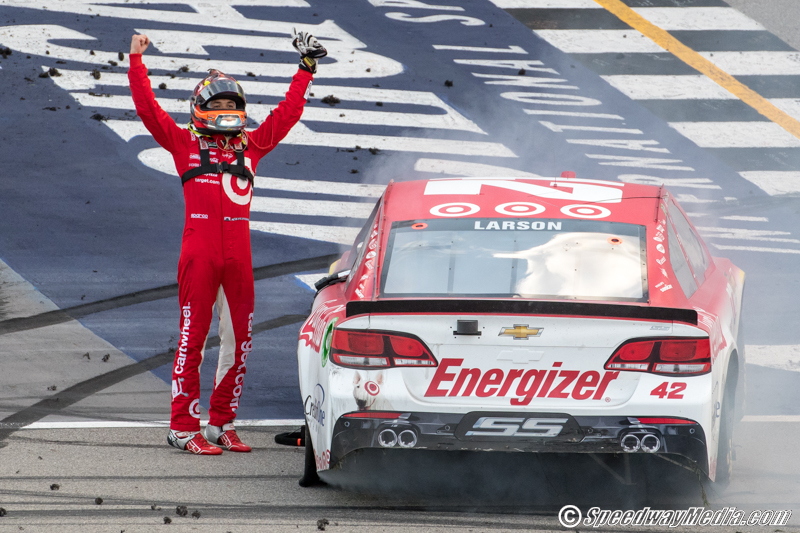 Kyle Larson makes it a three-peat with a win in the Pure Michigan 400