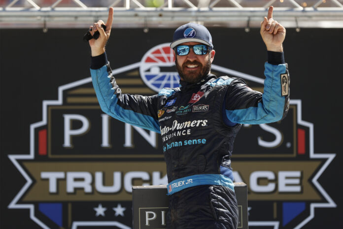NASCAR Camping World Truck Series Pinty's Truck Race on Dirt