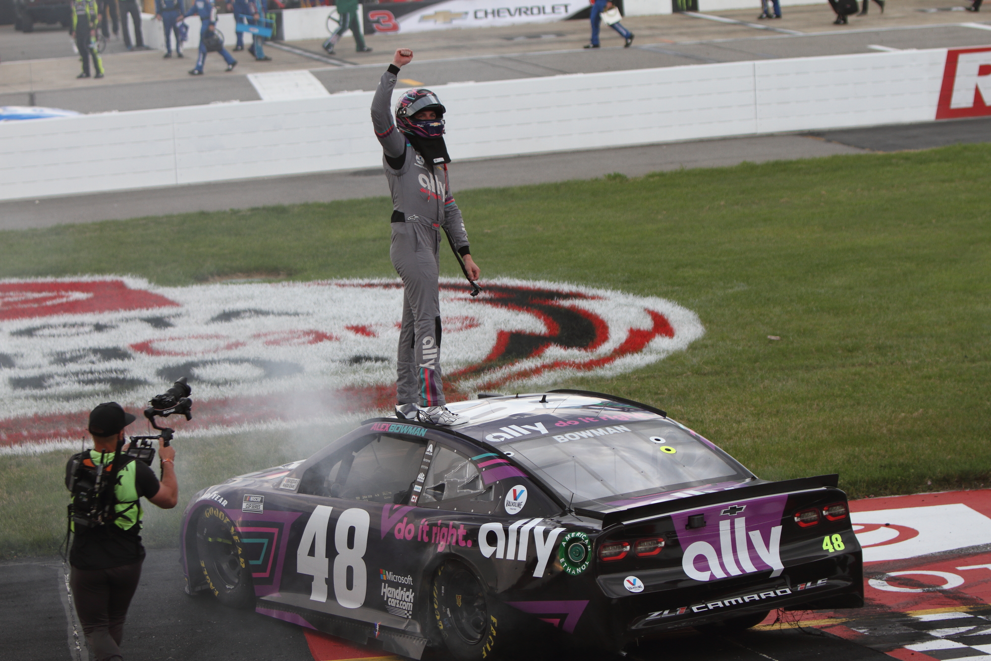 Bowman grabs a thrilling late victory at Richmond