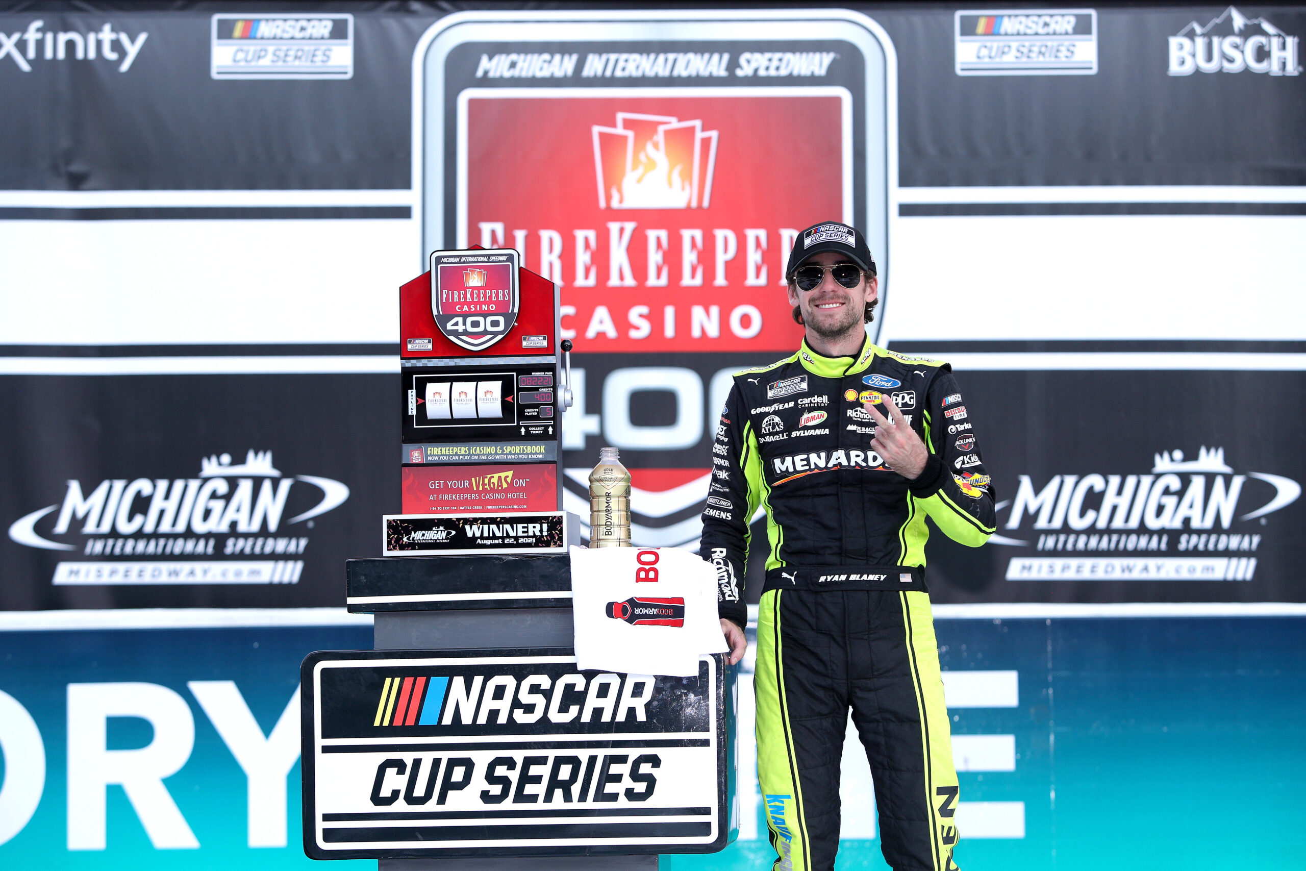 Blaney steals the show with a late victory at Michigan