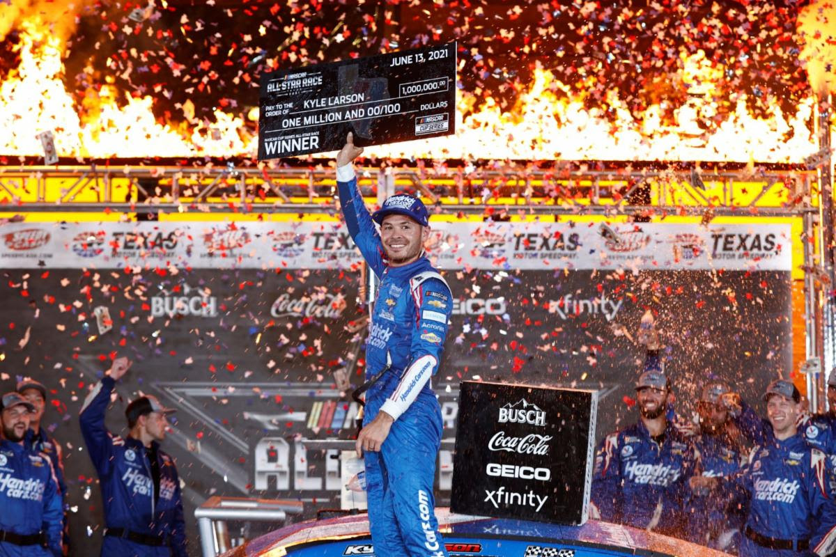 LARSON ARRIVES AT TEXAS FOR NASCAR PLAYOFFS ROUND OF 8 OPENER IN MIDST OF CAREER YEAR