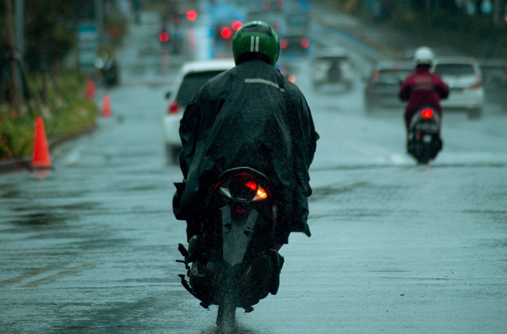 How to ride a motorcycle in the rain?