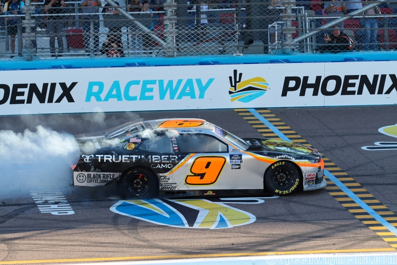 Gragson shines with a dominant victory at Phoenix