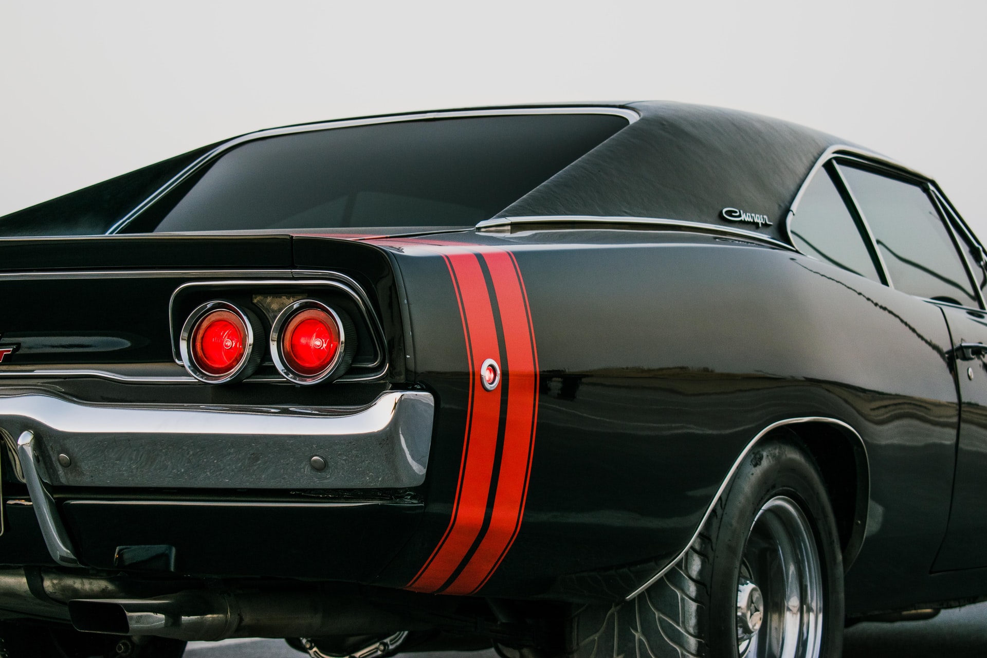 US Legends Out of Time: Best Muscle Cars and Their Modern Descendants for Speed Lovers
