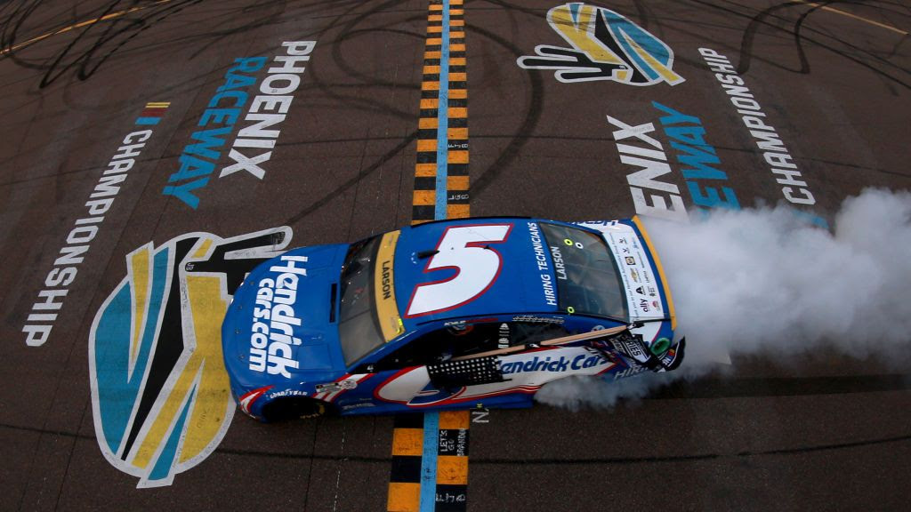 Kyle Larson, HendrickCars.com extend with Hendrick Motorsports