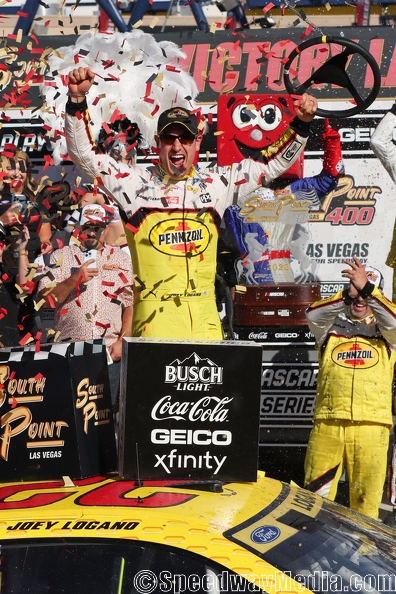 Logano clinches Championship 4 spot with late Cup victory at Las Vegas