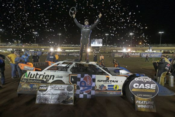 Davenport Reigns In Spectacular World Of Outlaws World Finals Finale