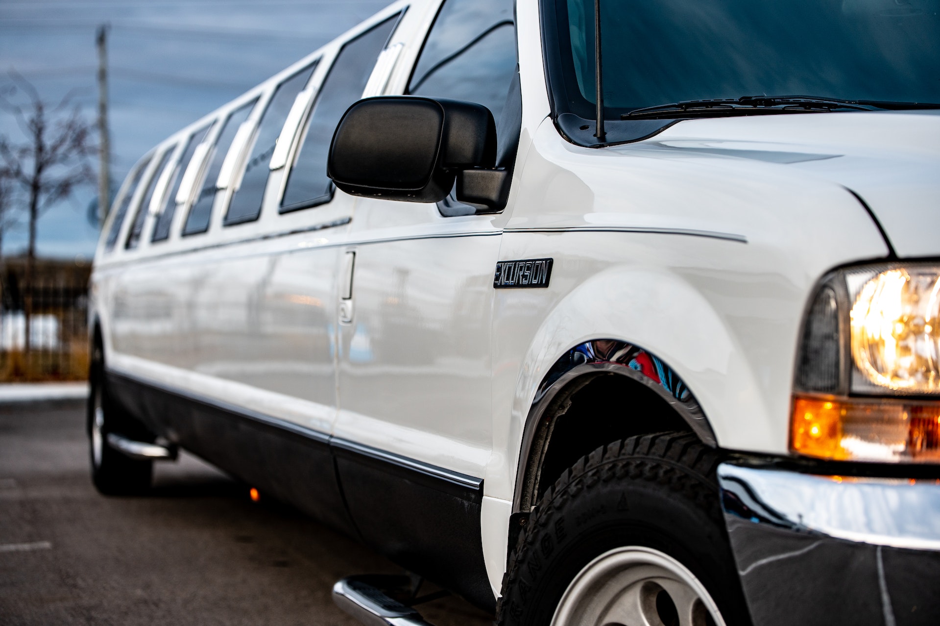 Arrive in Style – A Guide to Hiring a Quality Limo Service for Your College Prom