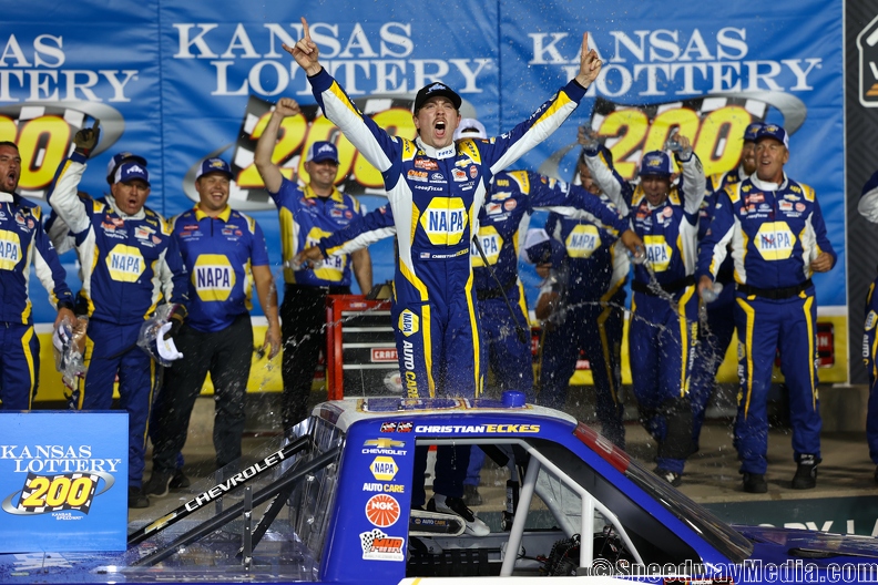 Eckes wins Playoff’s Round of 10 finale at Kansas in wild two-lap shootout