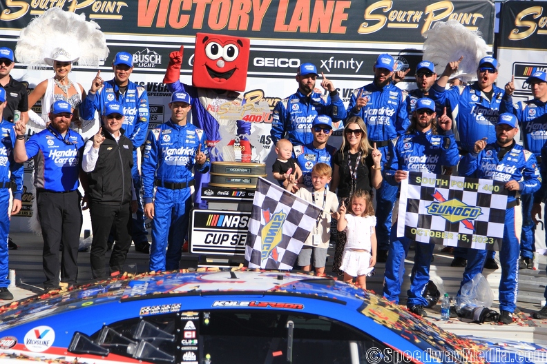 Larson clinches Championship 4 berth with dramatic Cup victory at Las Vegas