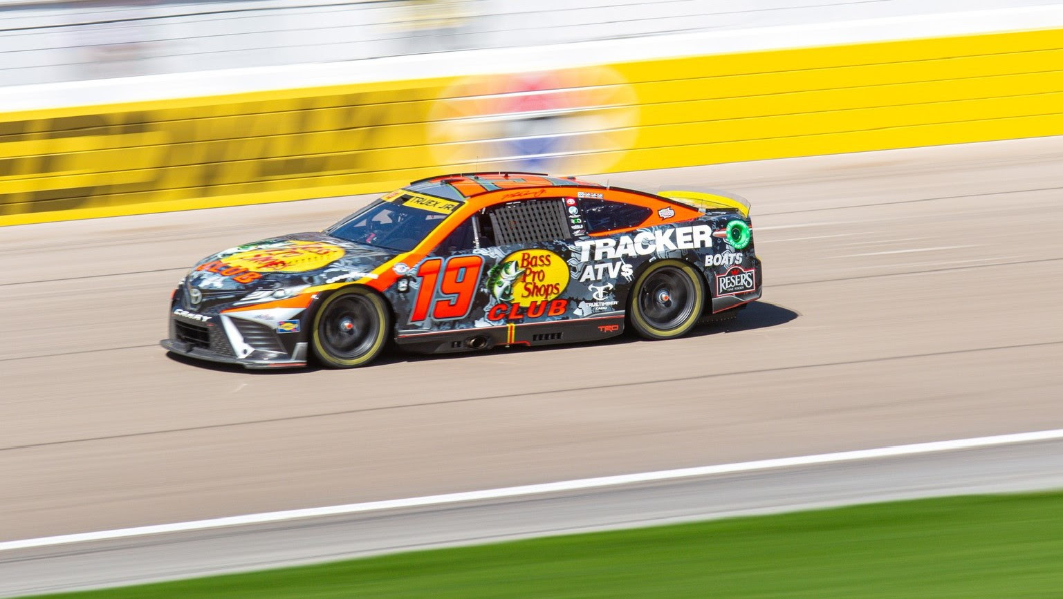 Lionel 1:24 #19 Martin Truex Jr. Bass Pro Shops ELITE Camry 2024 - 1 Di 202