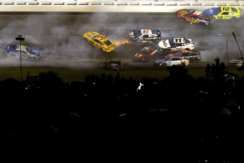 Multi-car pileup in closing laps of Daytona 500