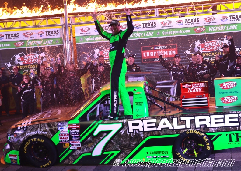 Kyle Busch fends off Heim for record-tying sixth Truck victory at Texas