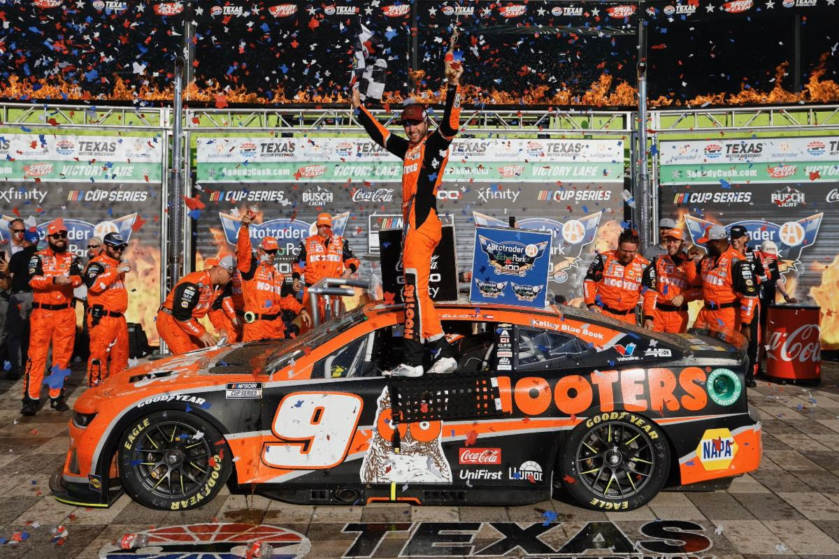 The Chase is over: Elliott ends winless streak with victory in Autotrader EchoPark Automotive 400