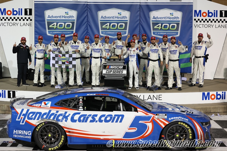 Larson edges Buescher in closest-recorded Cup Series finish at Kansas