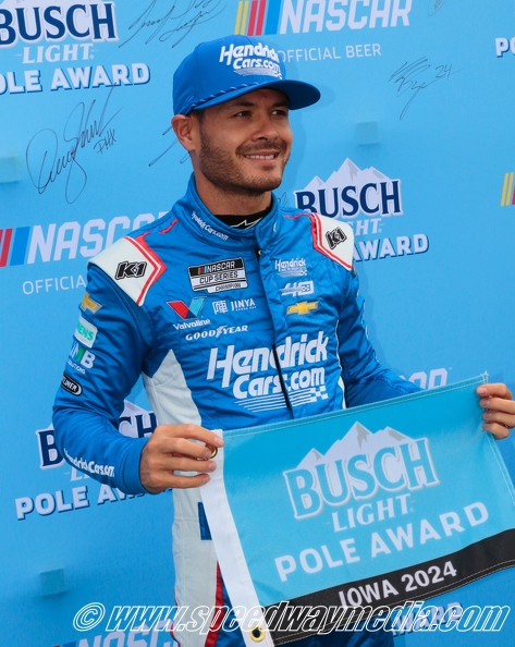 Kyle Larson collects NASCAR Cup Series pole at Iowa Speedway