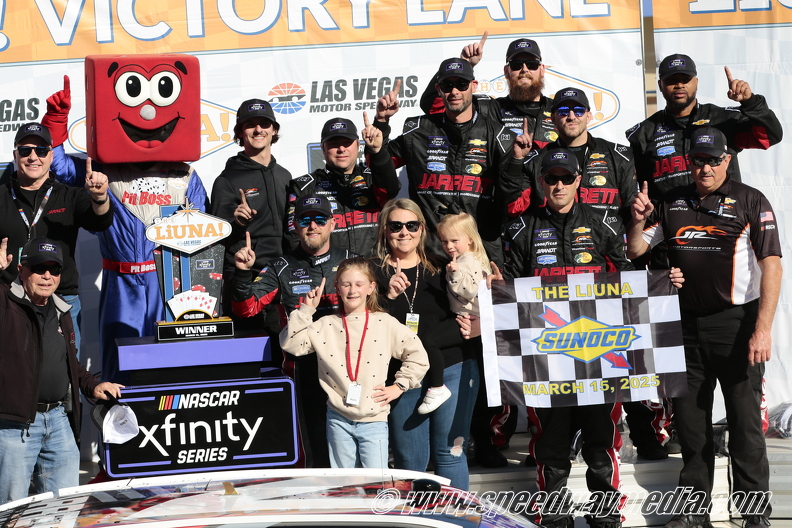 Justin Allgaier motors to redemptive Xfinity victory at Las Vegas