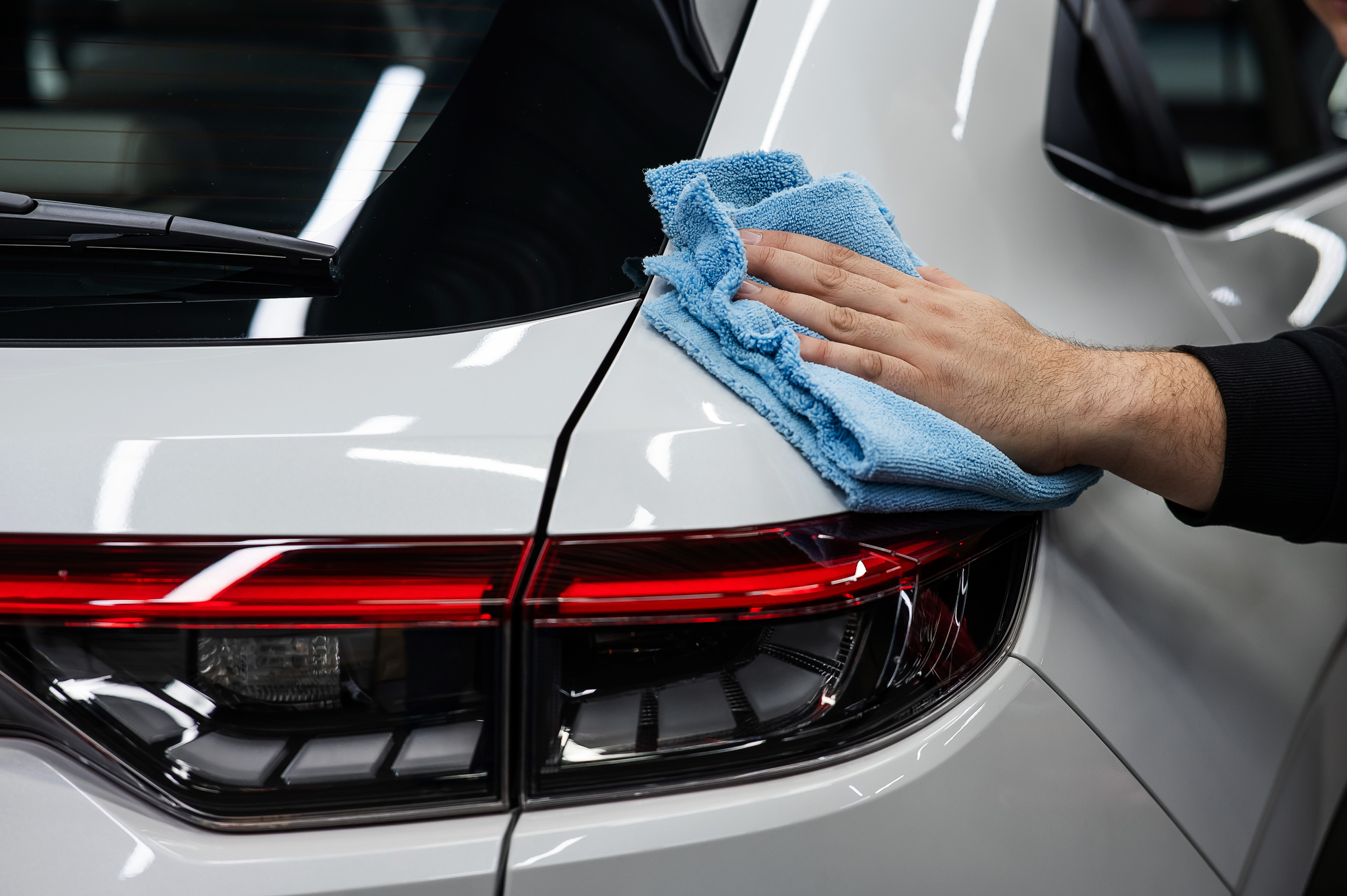Mobile Car Detailing Vs. In-Shop Car Detailing: Pros and Cons