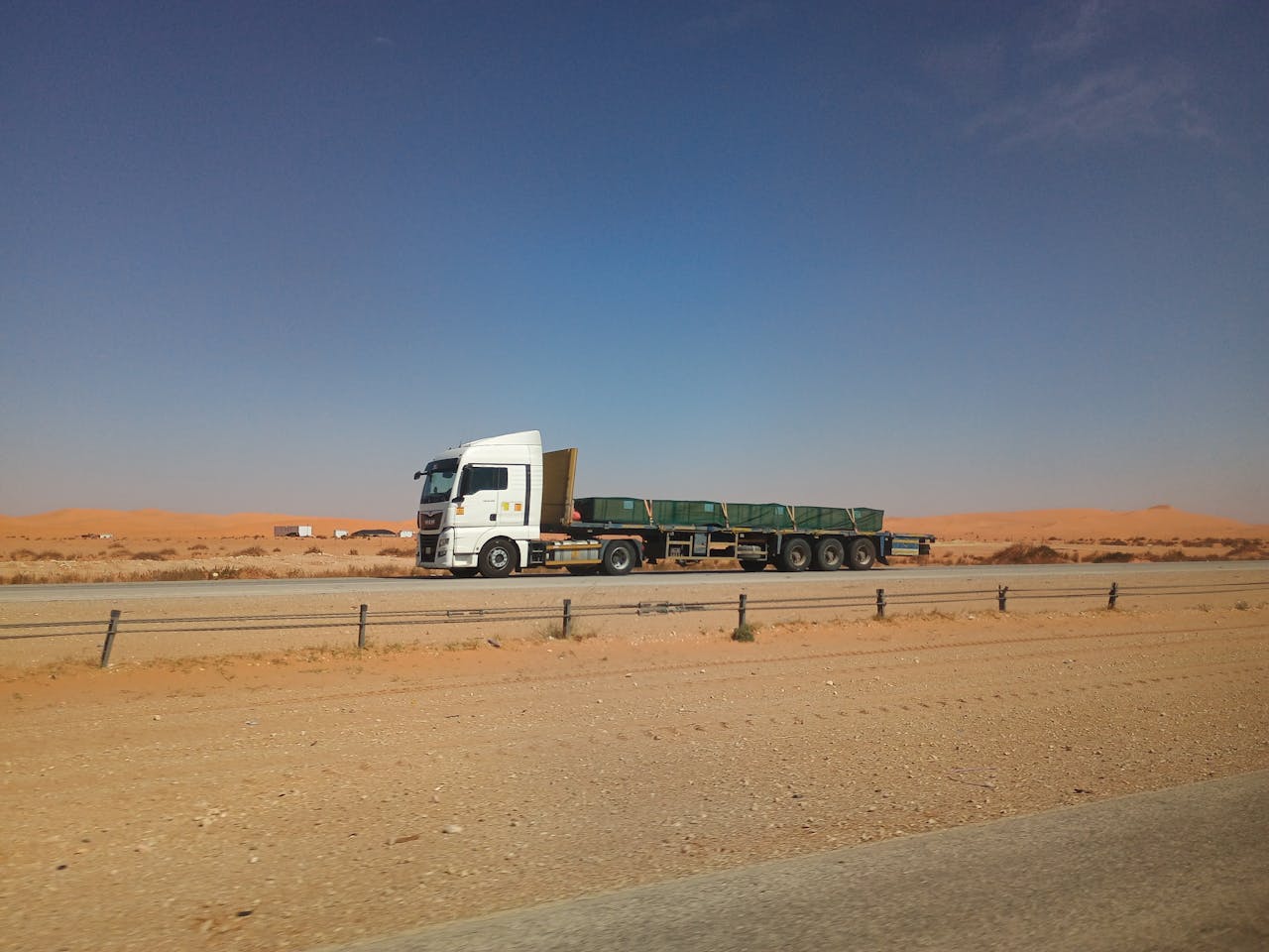 Pros & Cons of Being a Flatbed Driver