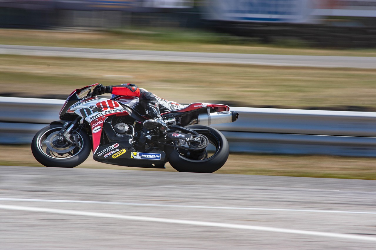 Why Split-Second Decisions Define Road Safety in Motorbike Racing