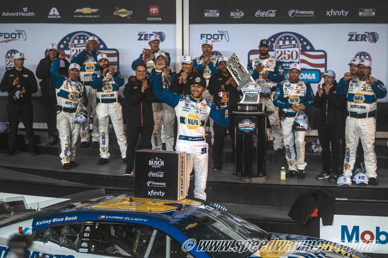 Chase Elliott capitalizes late to win Daytona Duel 2; BJ McLeod awarded Daytona 500 berth